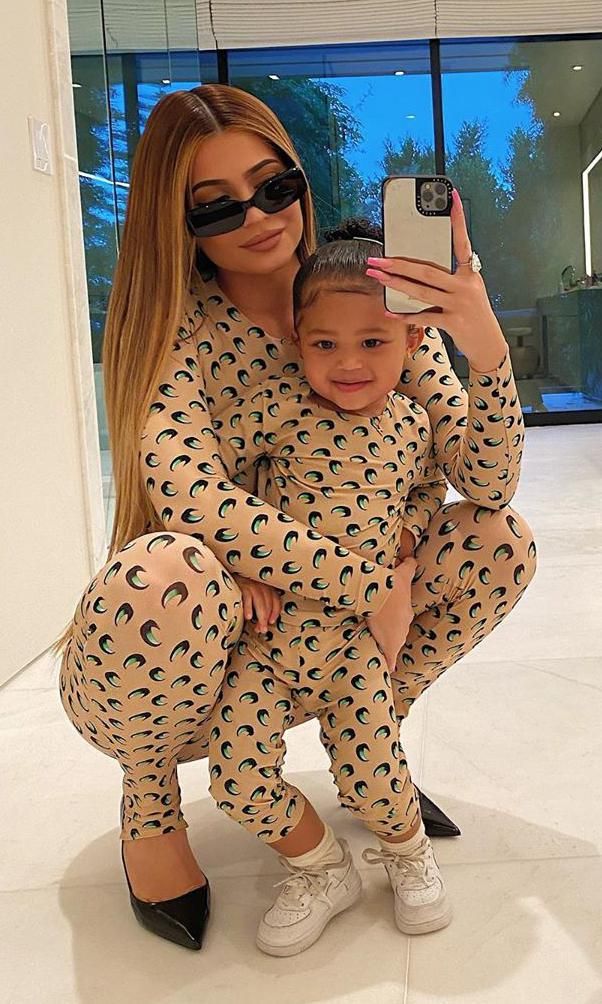 kylie jenner y stormi con enterizos identicos
