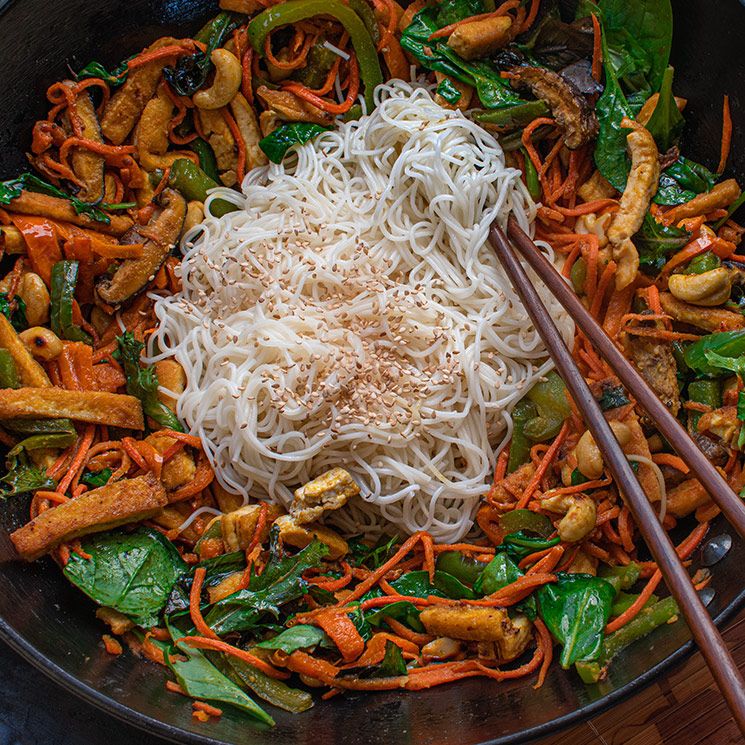 'Wok' con vegetales, fideos, anacardos y tofu
