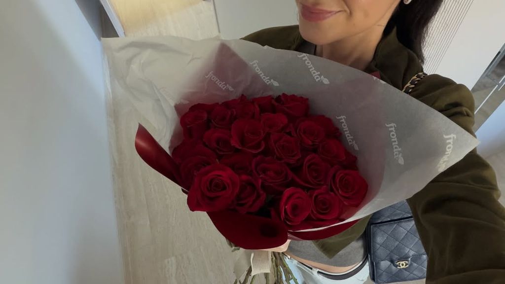 Victoria ha recibido este ramo de rosas rojas