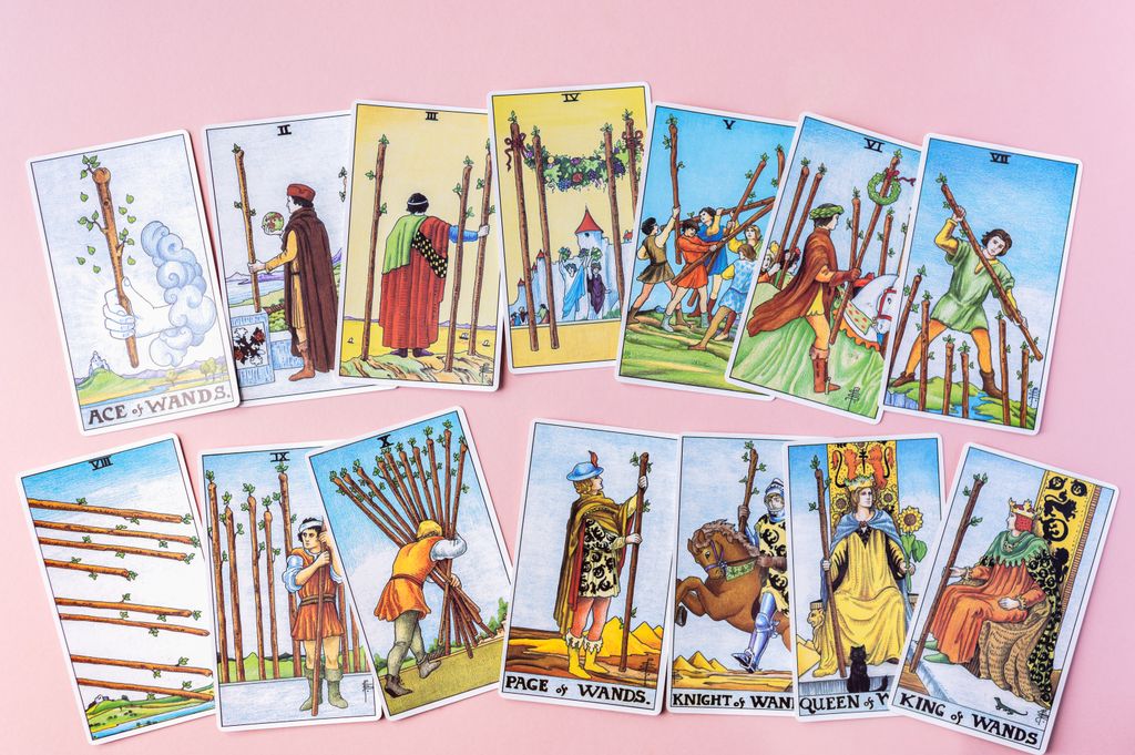 Carta del Tarot del palo de Bastos (Arcanos Menores) de la baraja Rider-Waite sobre un fondo rosa.