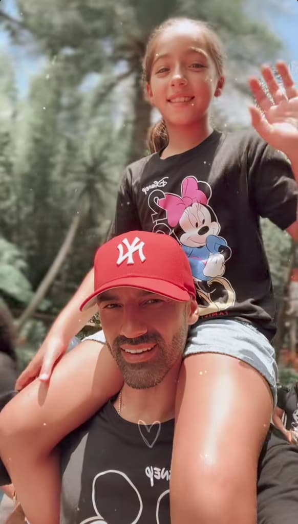 Alaïa es la adoración de su padre, y él o duda en consentirla.