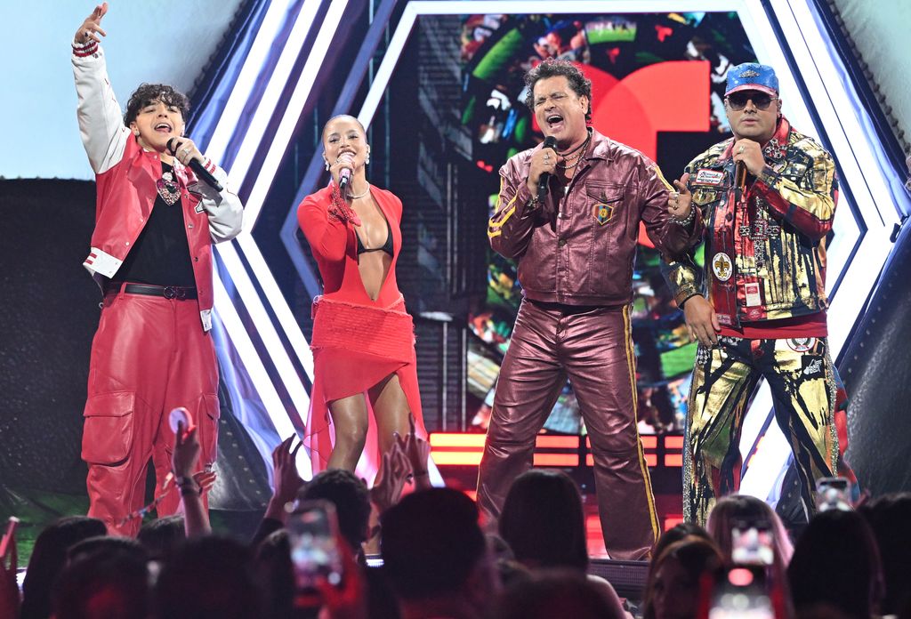 Xavi, Emilia, Carlos Vives y Wisin actuando en los Billboard Latin Music Awards 2025, en Miami