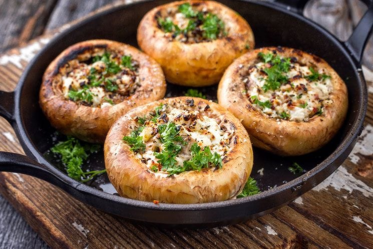 Champiñones al horno rellenos de queso feta, ajo y perejil