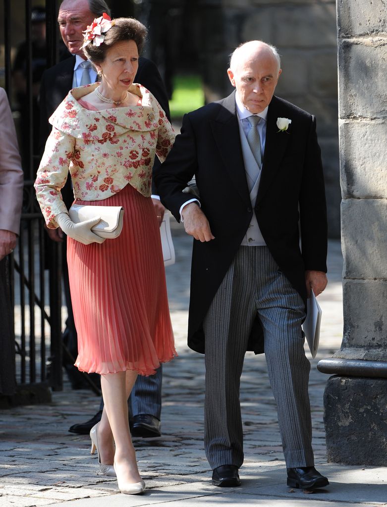 La princesa Ana y Phil Tindall asisten a la boda de Zara Phillips y Mike Tindall en Edimburgo (julio de 2011).