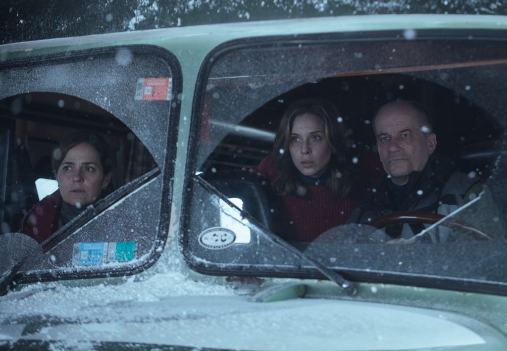 De izquierda a derecha: Andrea Pietra como Ana, Carla Peterson como Elena, Marcelo Subiotto como Lucas en 'El Eternauta'.