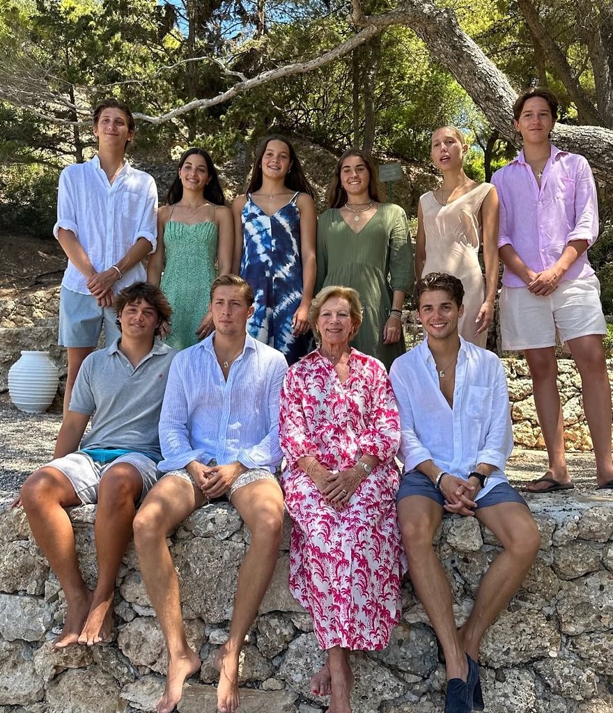 La reina Ana María con sus nietos