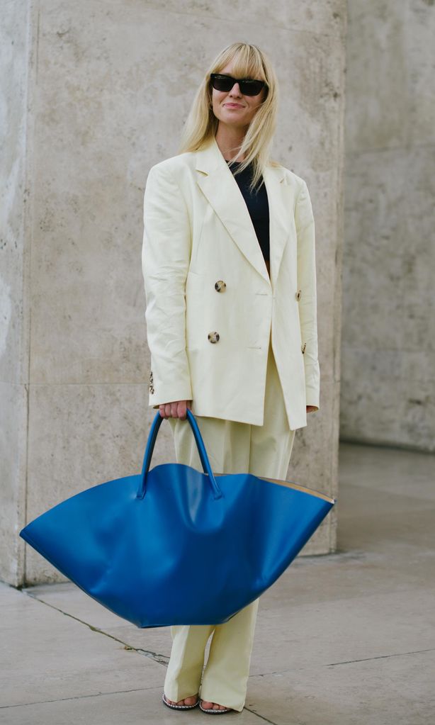 classic blue de pantone en un maxi bolso