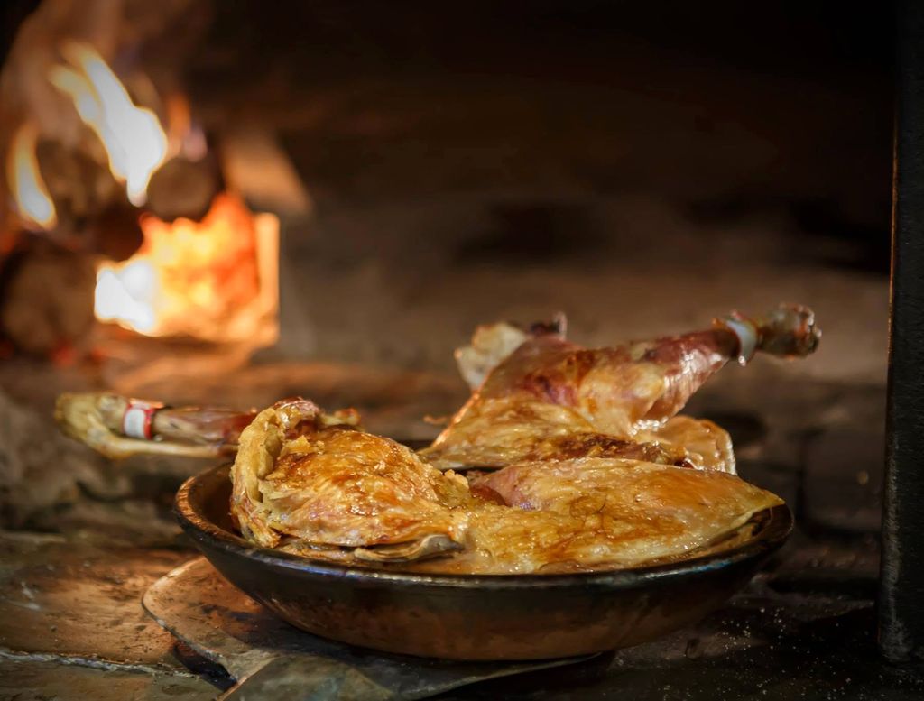 El lechazo se hace en cazuela de barro, solo con agua, y en horno de leña