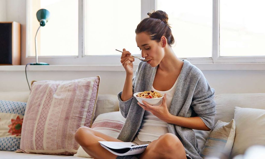 mujer desayunando