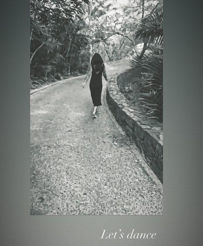 Cristina Saavedra caminando por el campo