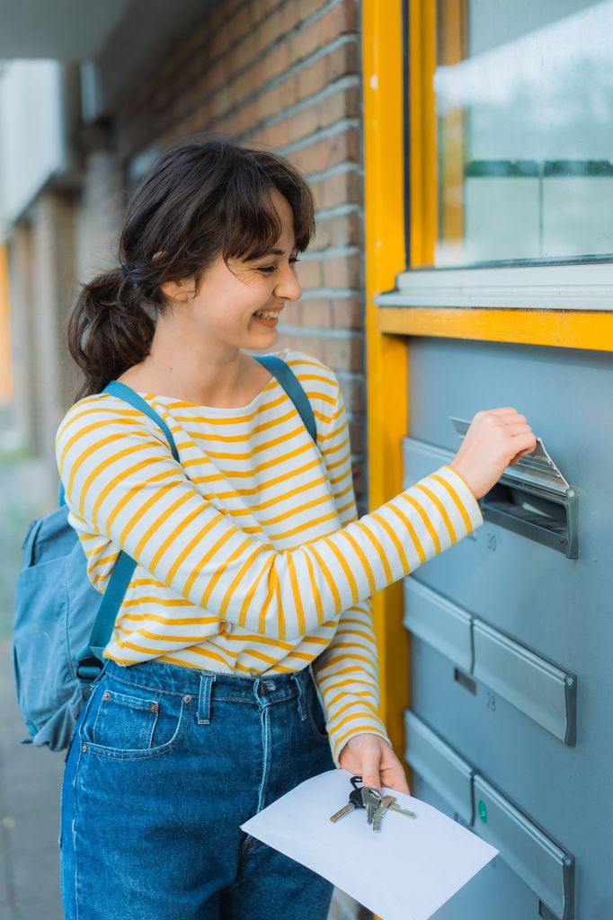 chica entregando carta