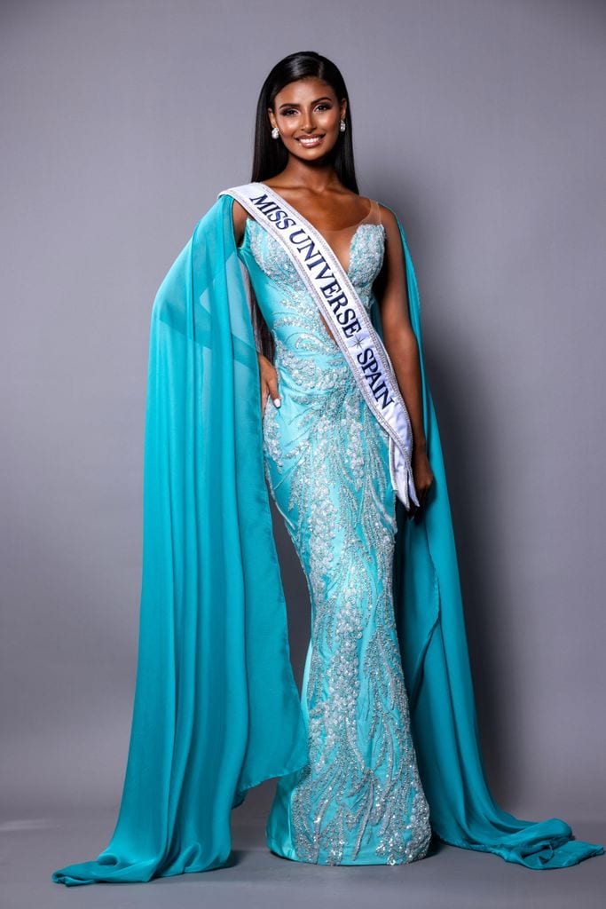 Plano entero de Michelle Jiménez posando con vestido azul para Miss Universe Spain