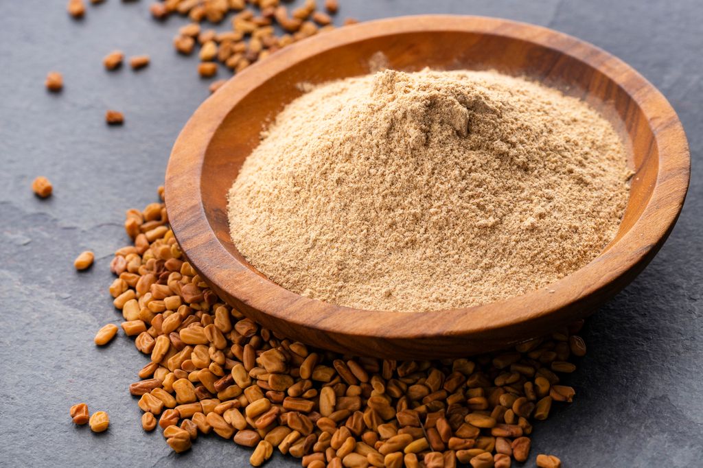 El fenogreco también se conoce como alholva o trigonela. El azul o khmeli-suneli es el equivalente georgiano a las hierbas provenzales o al garam masala indio.