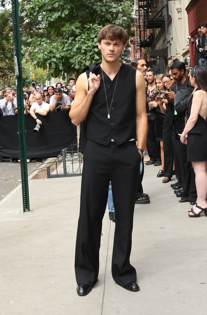 Christopher Briney llega al desfile de Calvin Klein.