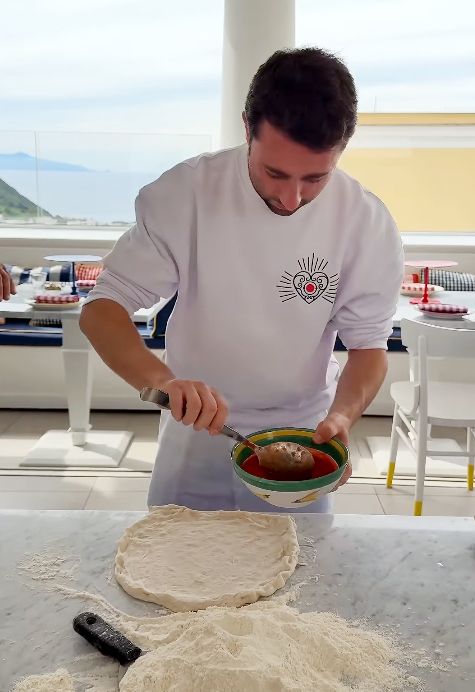 Los asistentes al enlace pudieron degustar las famosas pizzas Ciro Oliva, pizzero al frente de la famosa pizzería Concettina ai Tre Santi, en Nápoles.


