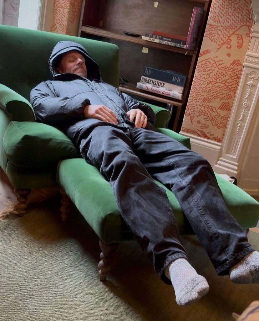 Charlie echándose una siesta para reponer energía