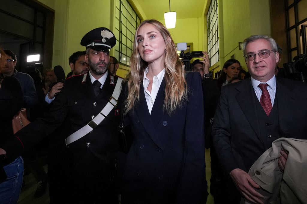 Chiara Ferragni vestida de traje en su juicio por el caso Pandoro