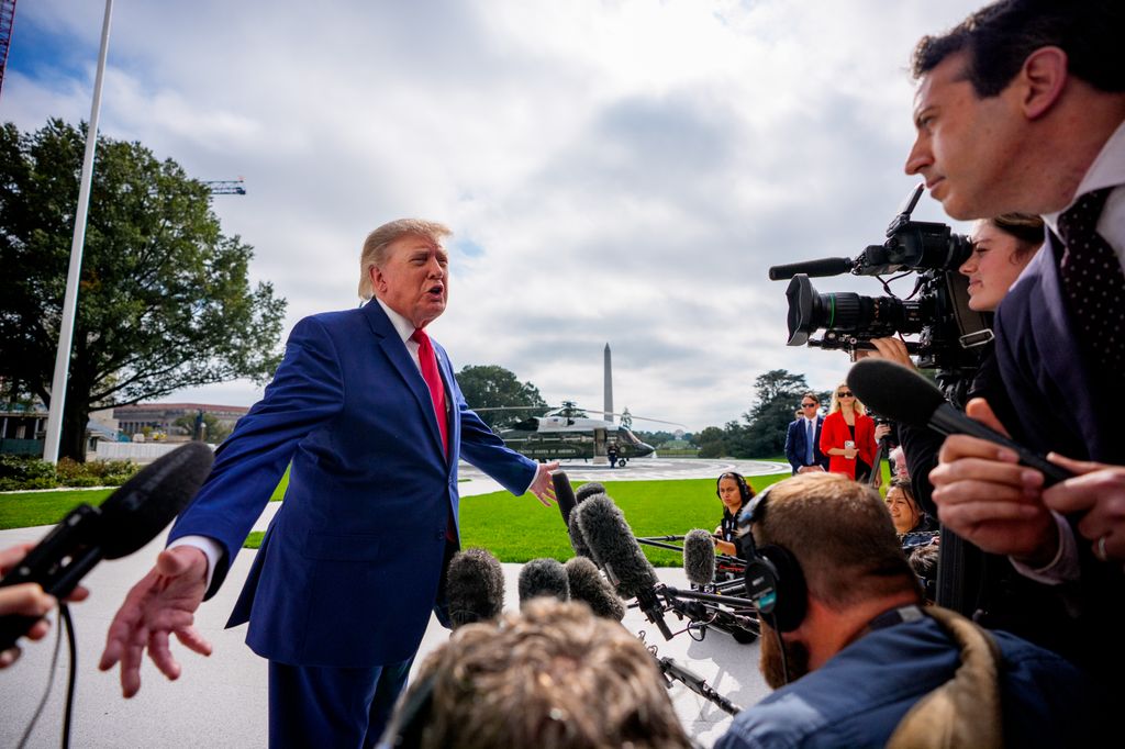 Donald Trump dijo a la prensa que animó a Katie a reconsiderar su cargo como vocera.