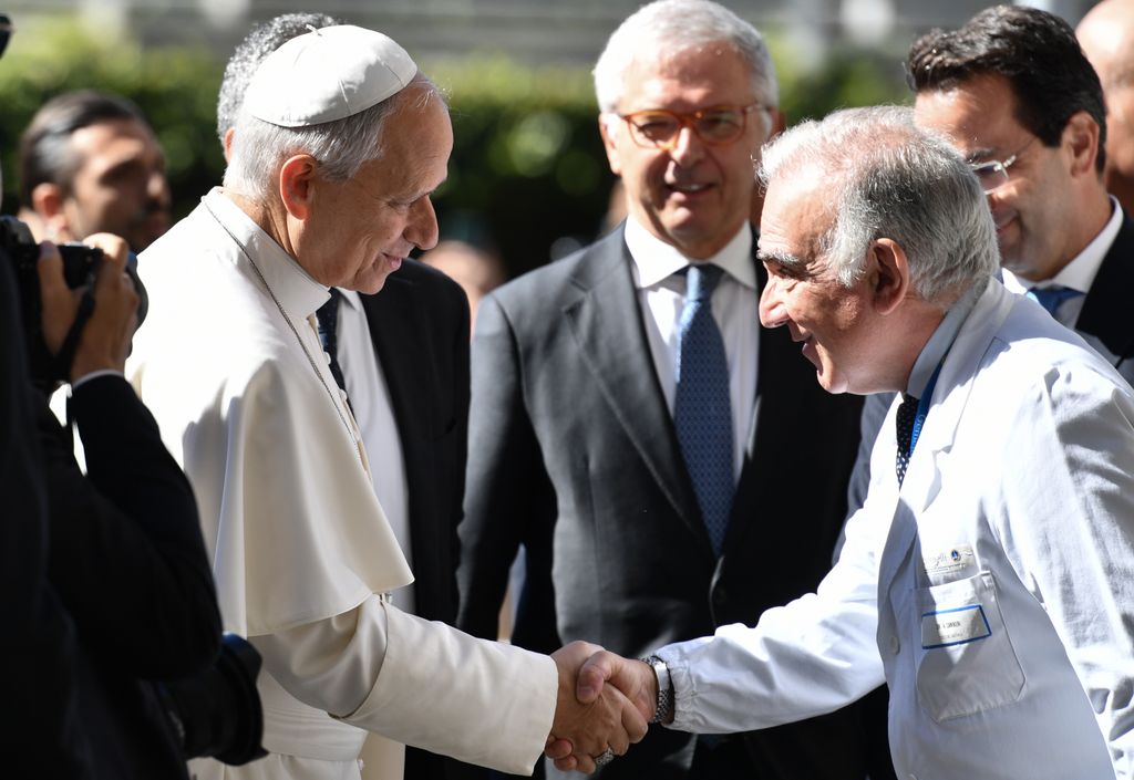El Papa León XIV fue recibidop por el Director de Salud, Andrea Cambieri