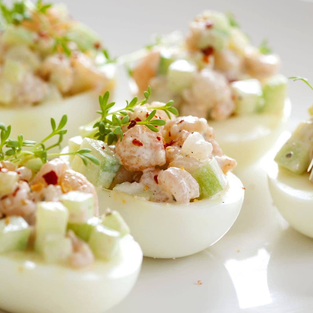 Huevos rellenos con pepino y gambas