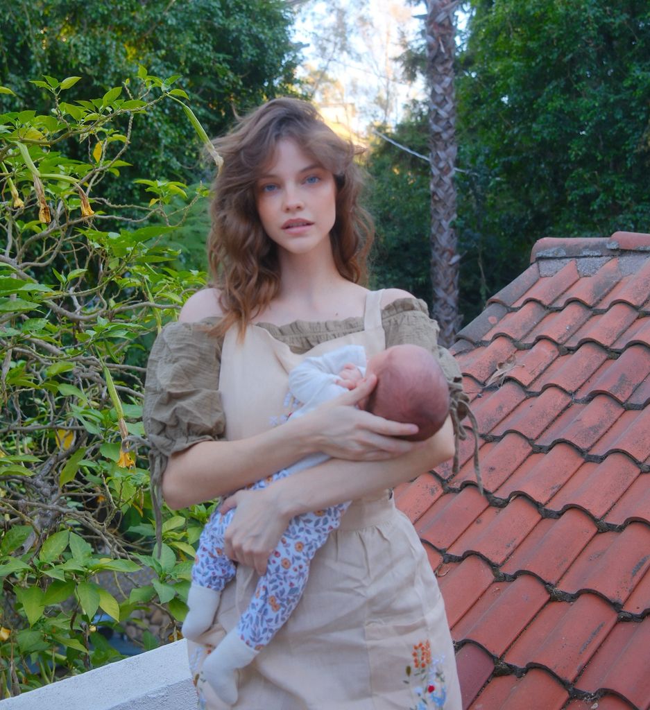 Barbara Palvin posa junto a su recién nacido en una imagen etérea