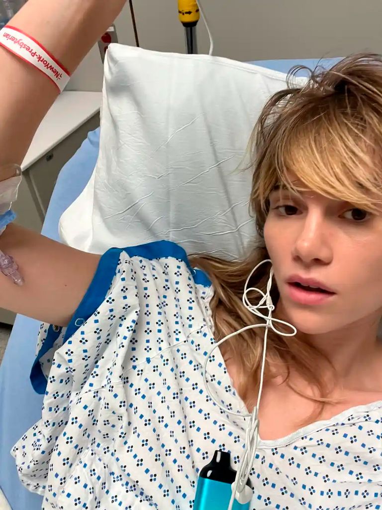 Suki Waterhouse en el hospital por una hernia