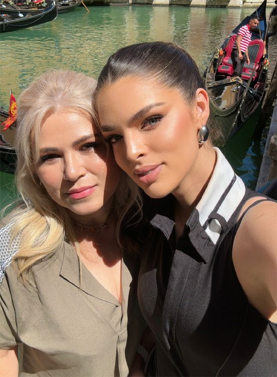 Nadia Ferreira con su madre