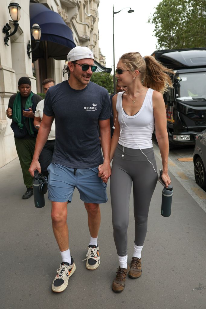Bradley Cooper y Gigi Hadid fueron fotografiados paseando por París, donde un pequeño detalle en sus manos hizo saltar todas las alarmas