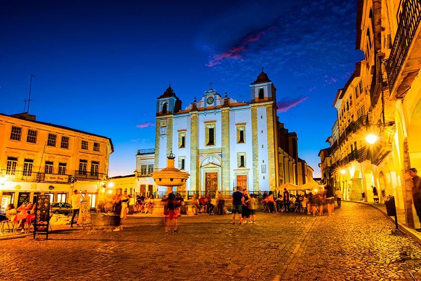 Plaza y catedral de Évora