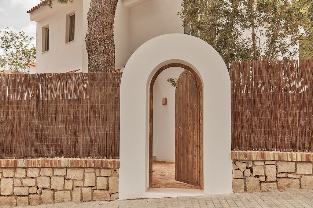 Puerta de entrada a un jardín. 