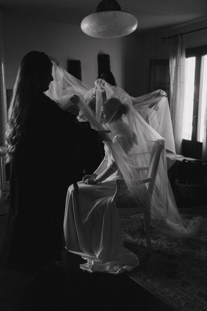 Elima con vestido de novia de invierno y velo de Cherubina