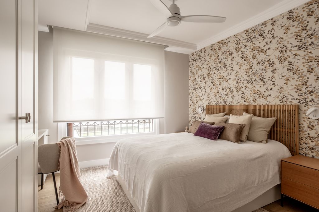 Dormitorio con ventilador de techo blanco