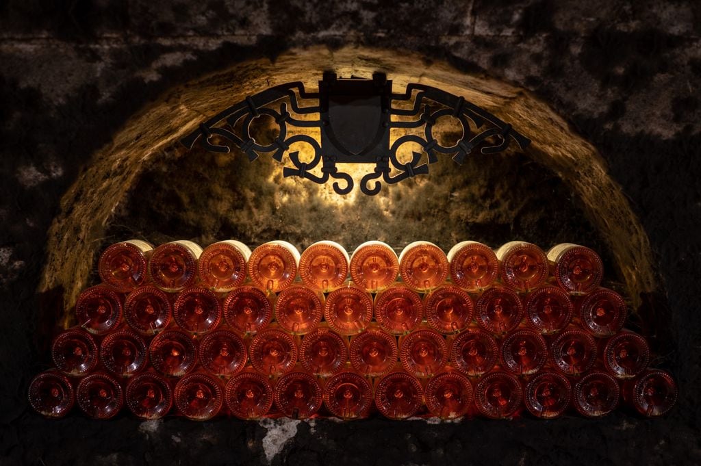 Los vinos de Tokaj primero pasan por barrica y después por botella, donde permanecen varios años en las bodegas subterráneas.