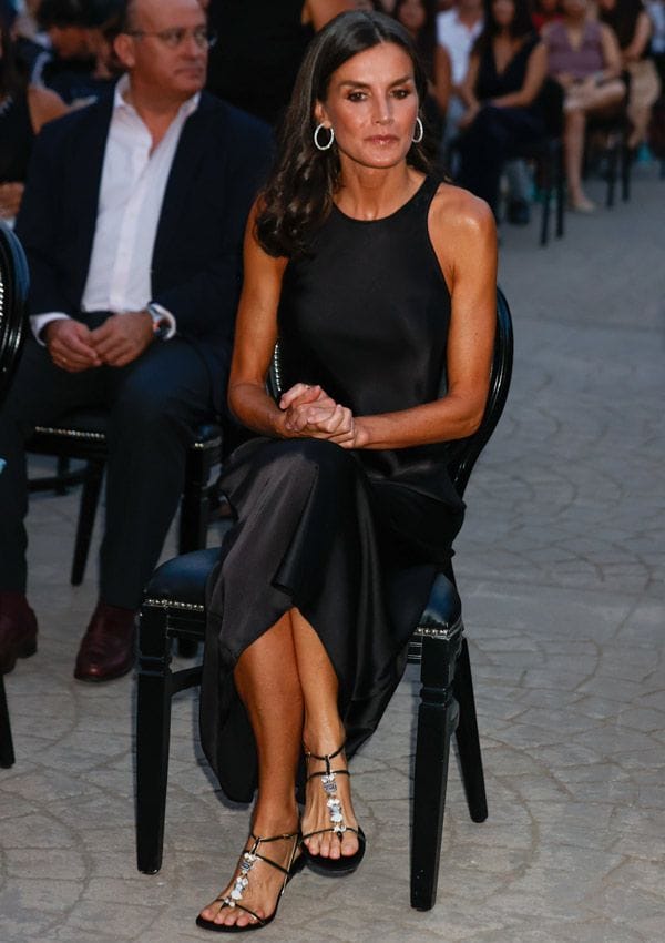 Reina Letizia con vestido negro