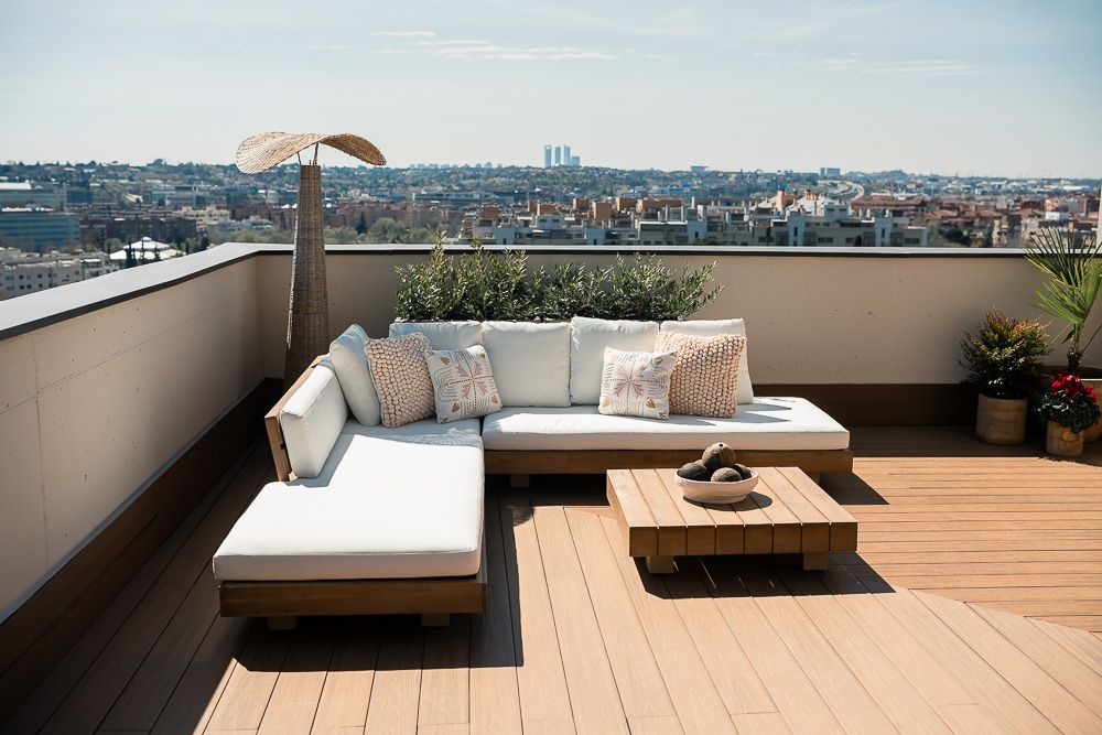 Salón al aire libre de la terraza de @Patriwhitehouse, conformado por un sofá rinconero, una lámpara de pie y una mesa de centro