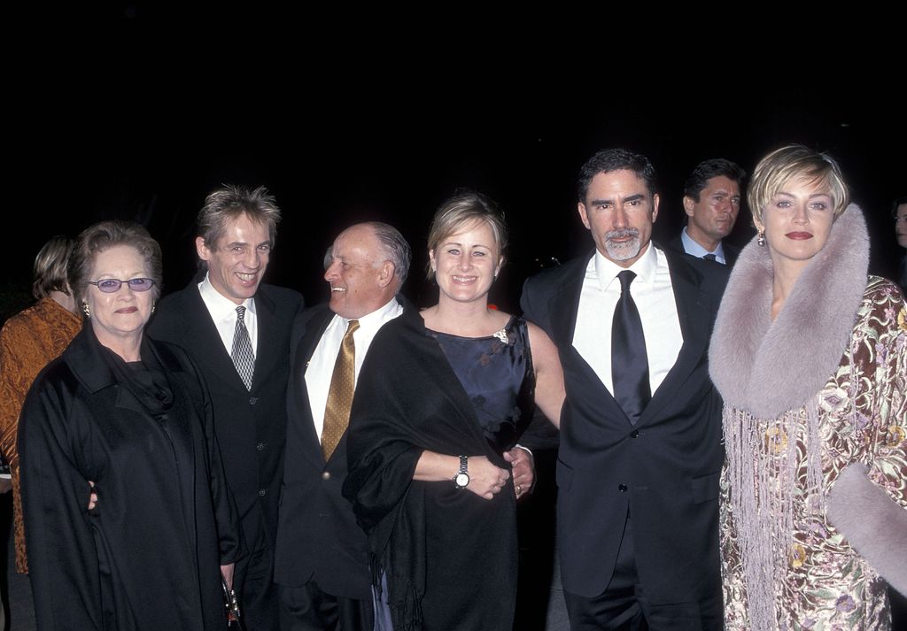 Sharon Stone con su exmarido, Phil Bronstein, sus padres, Dorothy y Joseph, y sus hermanos, Michael y Kelly