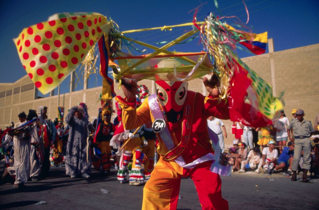 Este carnaval destaca por sus desfiles masivos, música en vivo, comparsas y disfraces tradicionales