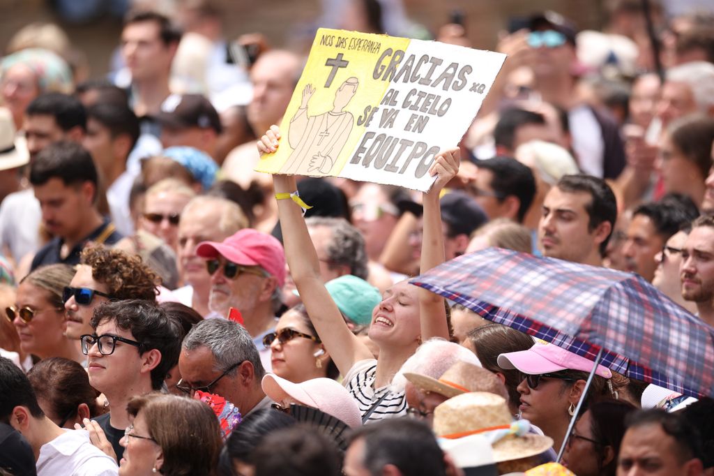 Multitud de fieles se congregan en los alrededores de la Catedral de Barcelona
