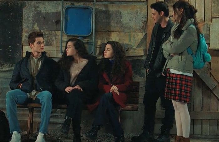 Afra y Berk abandonan a sus madres y pasan la noche con los Eren en 'Hermanos'