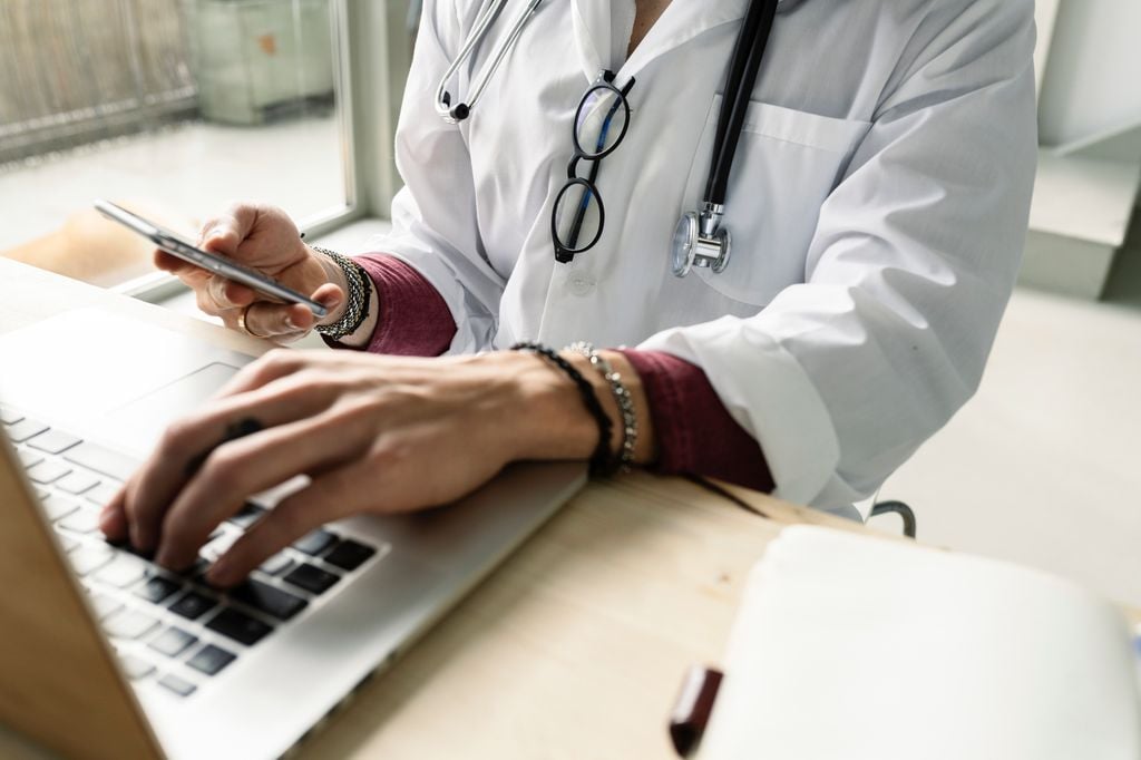 Médico en su despacho 