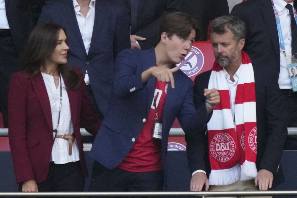 Mary de Dinamarca, Federico de Dinamarca y Christian de Dinamarca en un partido de fútbol 