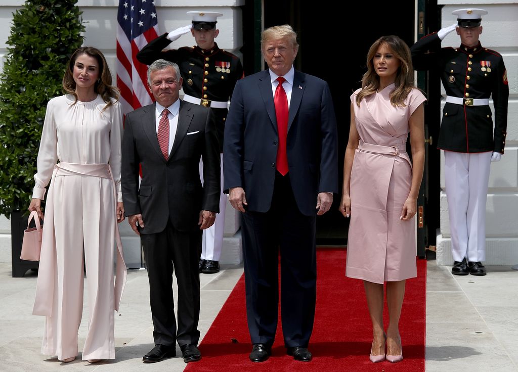 Plano entero de Melania y Donald Trump con Abdalá y Rania de Jordania en la Casa Blanca
