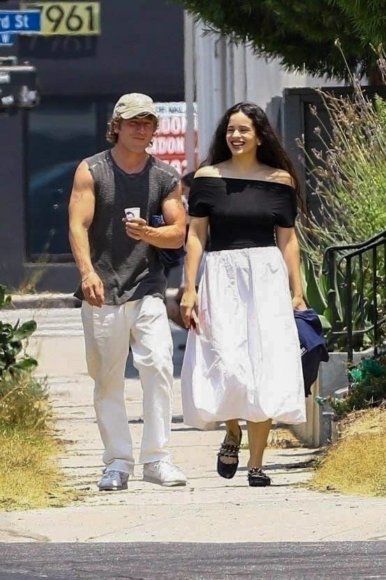 El actor y la cantante se dejaron ver muy felices. 