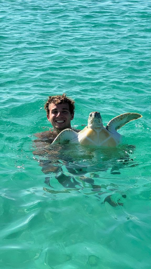 El príncipe Achileas de Grecia junto a una tortuga