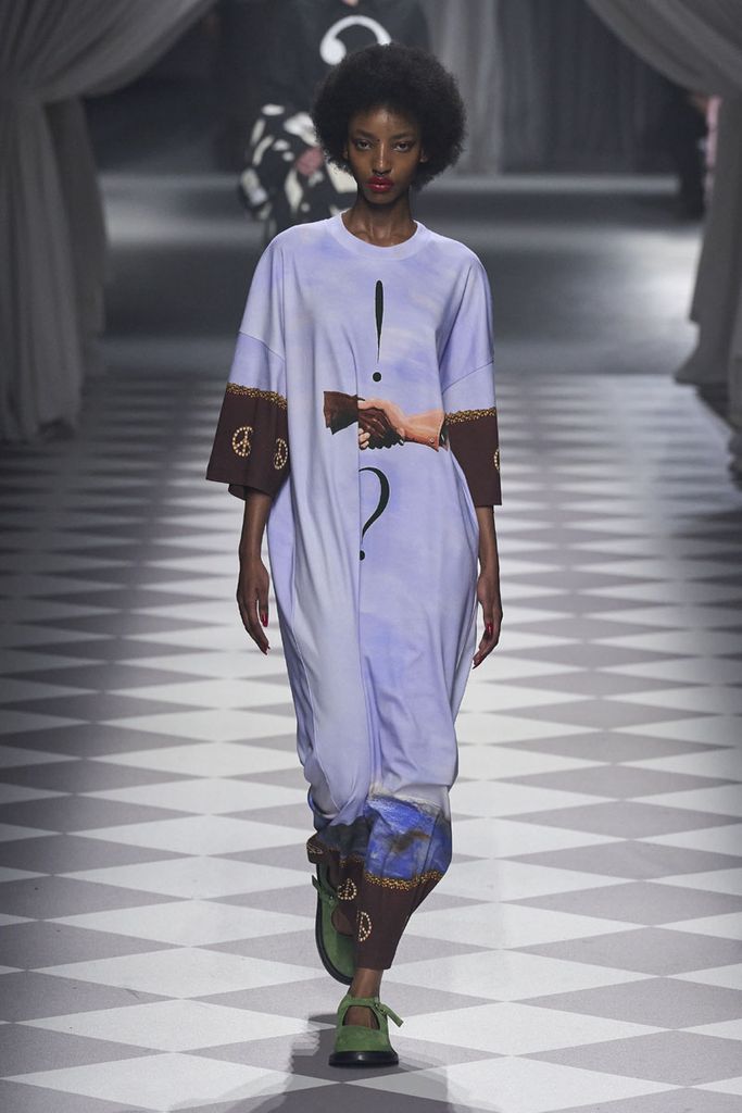 moschino debut 022a