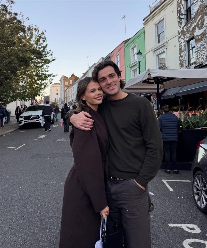 La joven junto a su novio Henry Poole