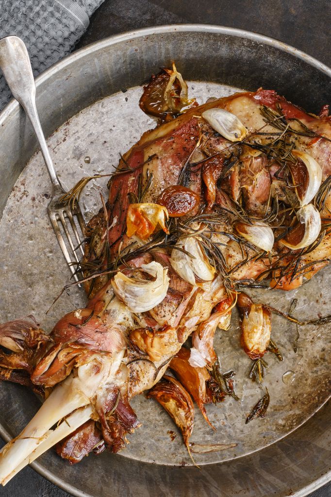 Haz pequeñas incisiones y mete dentro láminas de ajo y romero para que se aromatice bien la carne.