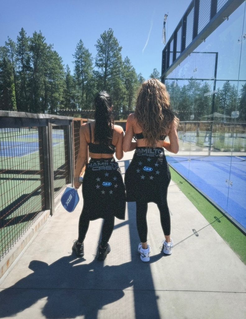 Kim y Khloé Kardashian hicieron un homenaje a Hamilton con sus looks.