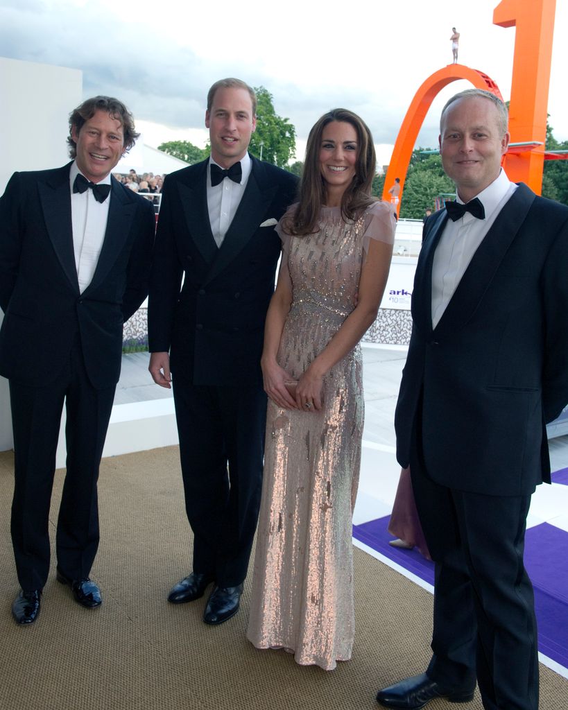 Guillemo y Kate, cuando eran duques de Cambridge, en el año 2011 en una cena benéfica en el Palacio de Kensington con Ian Wace, al lado de Kate. Al lado de Guillermo está el financiero francés Arpad Busson, conocido por sus relaciones con a Elle Macpherson y Uma Thurman