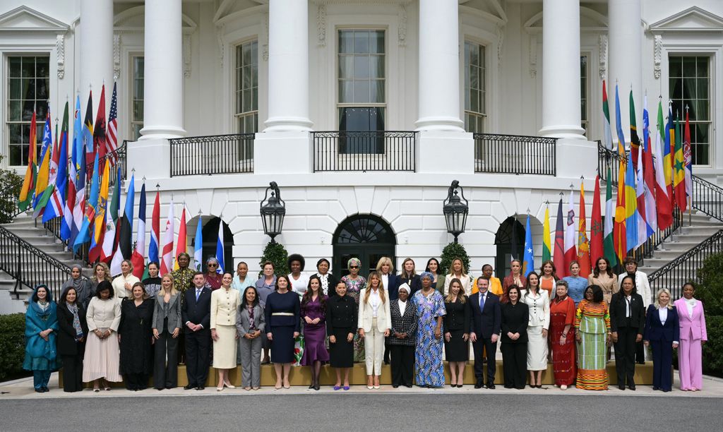Foto de familia del 'Fostering the Future Together' tomada en el exterior de la Casa Blanca